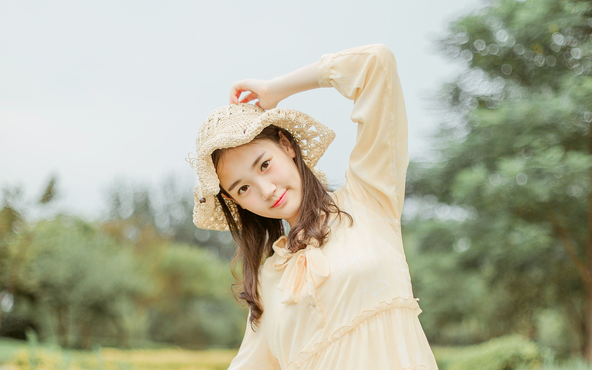 小清新少女户外甜美写真桌面壁纸图片
