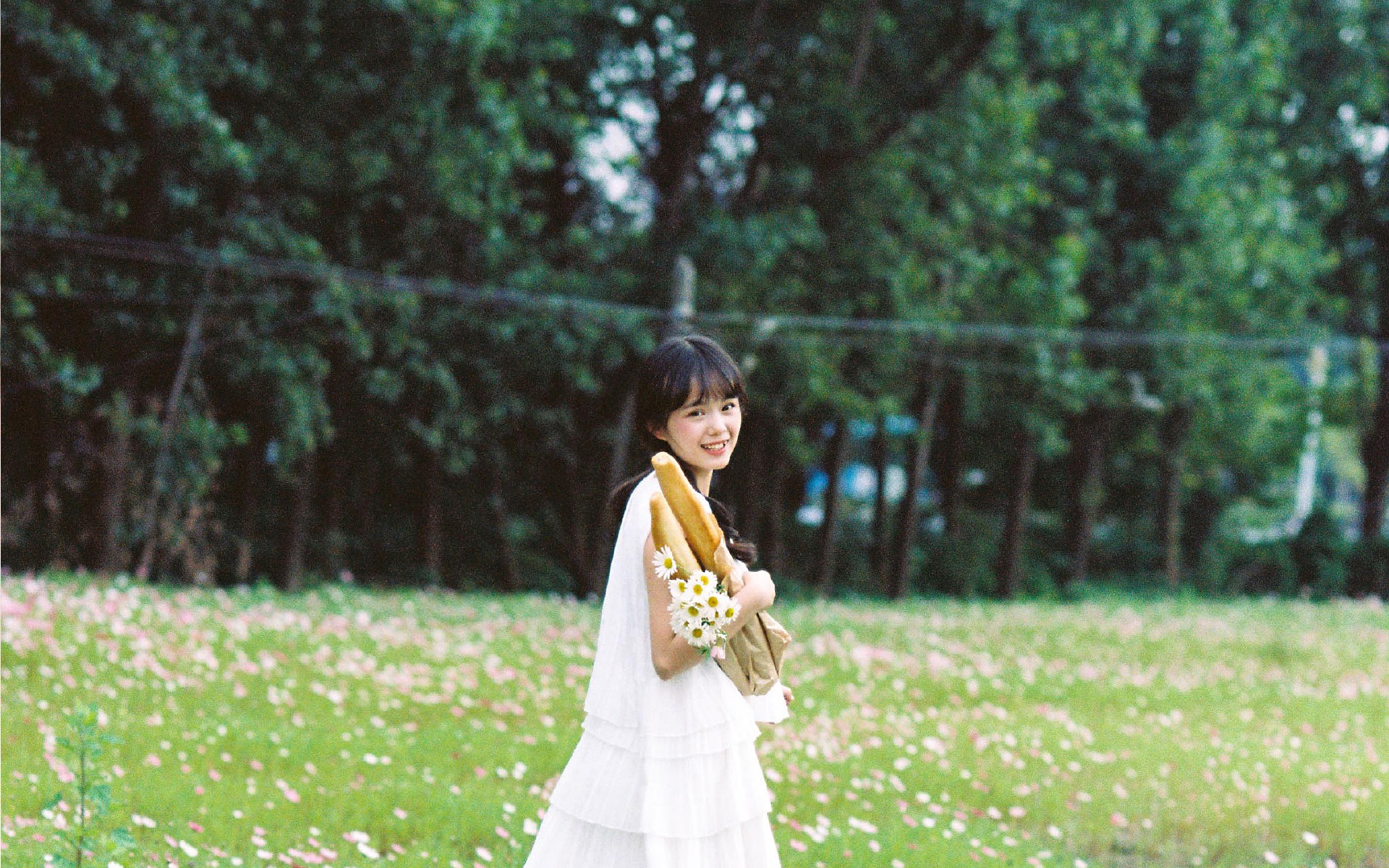 双马尾少女户外写真图片