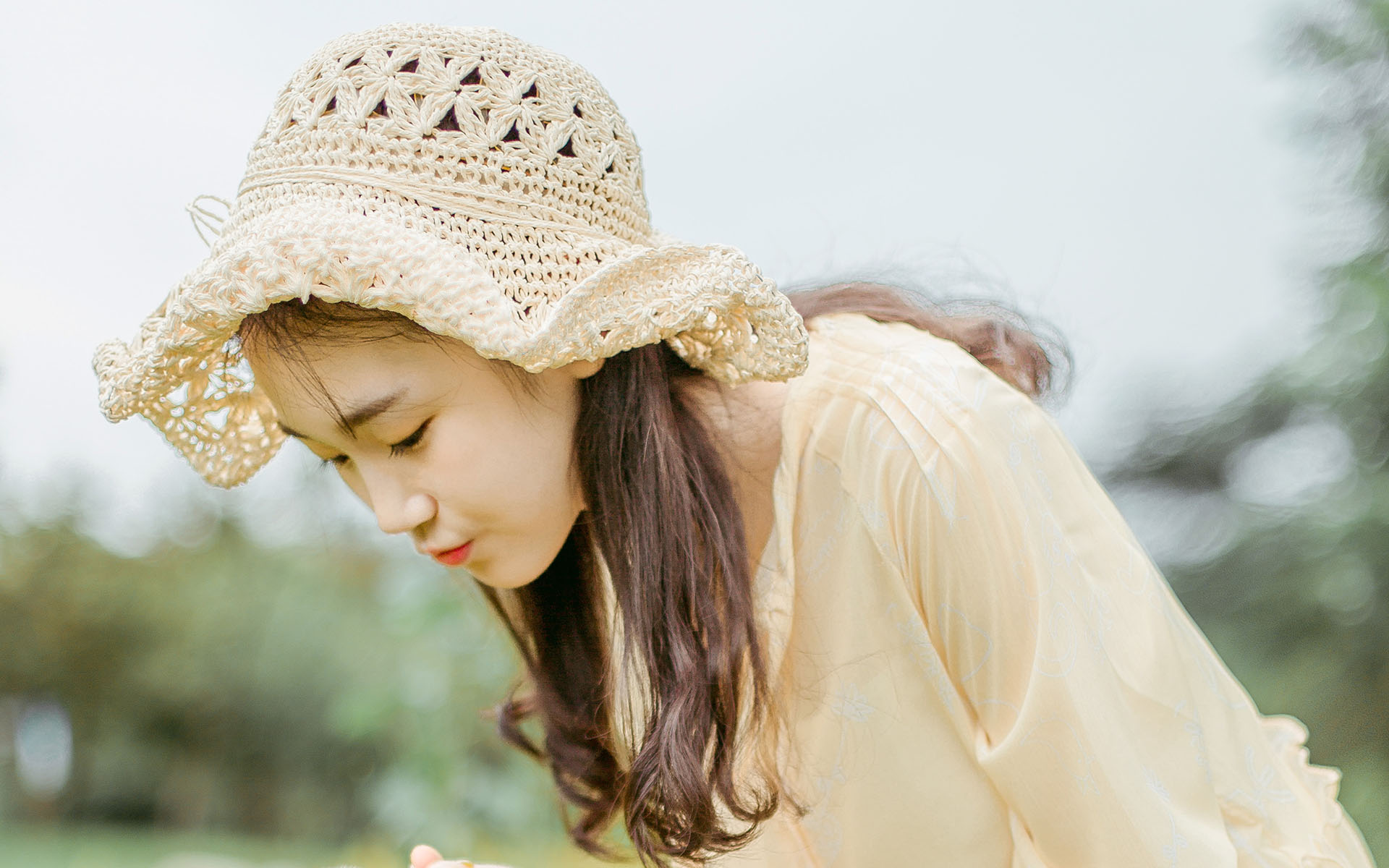 小清新少女户外甜美写真桌面壁纸图片