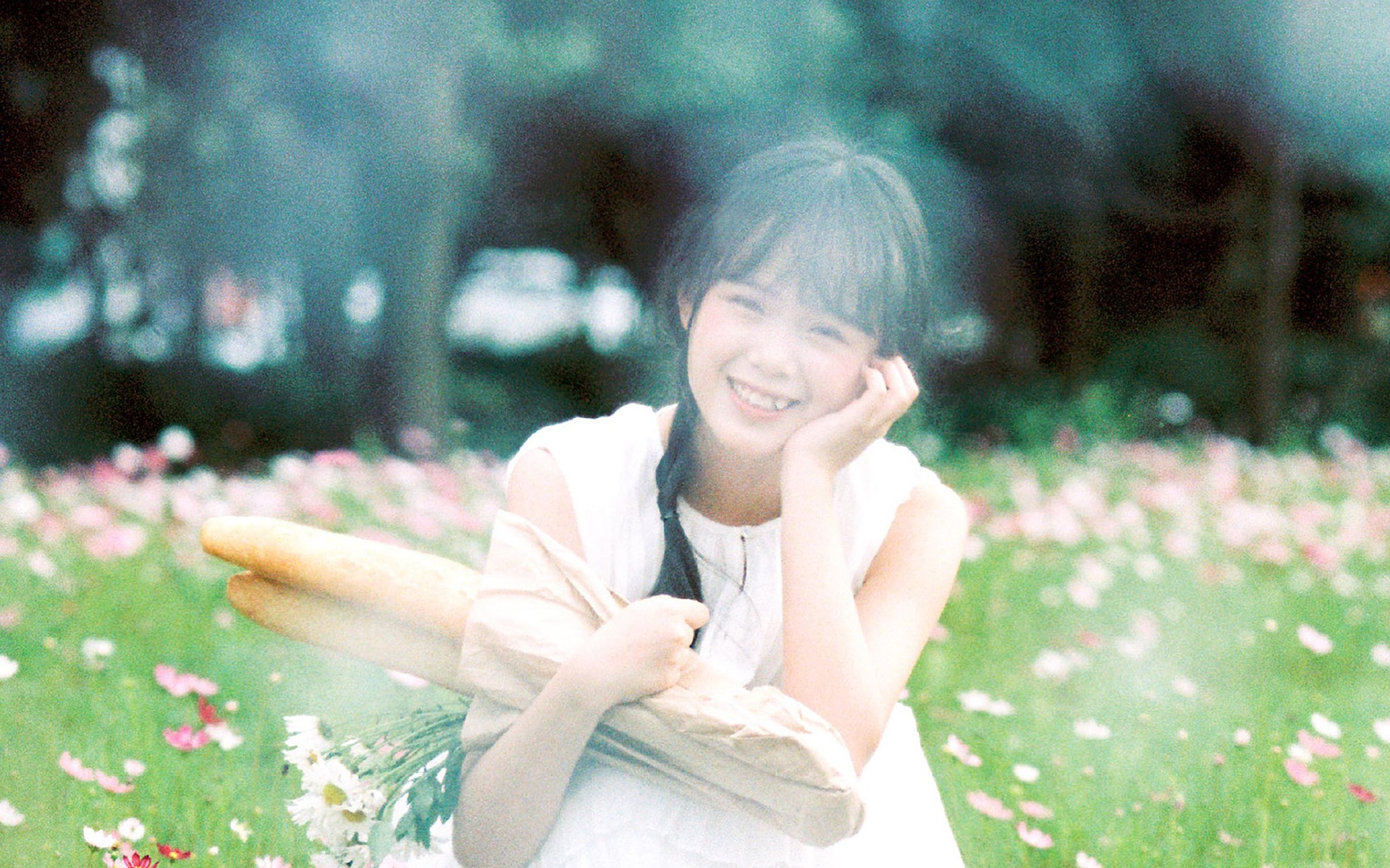 双马尾少女户外写真图片