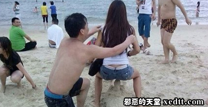 沙滩美女邪恶图片