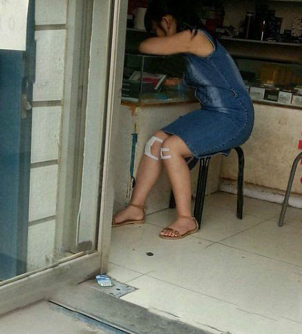 美女内涵图片：膝盖容易受伤的妹子