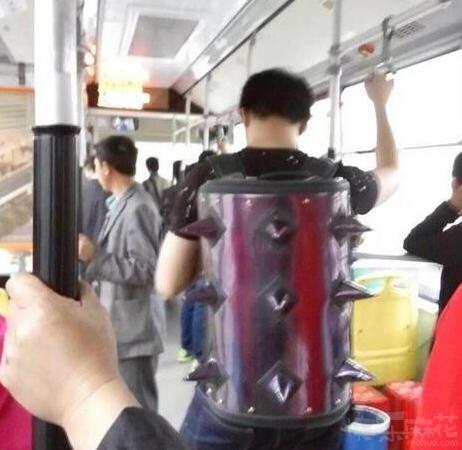 搞笑图片：挤地铁必备利器
