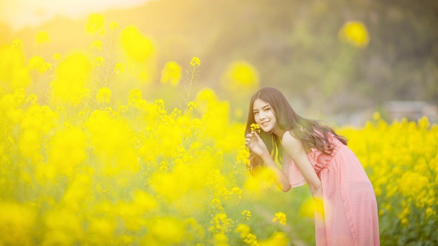 粉嫩气质MM油菜花海洋里唯美写真