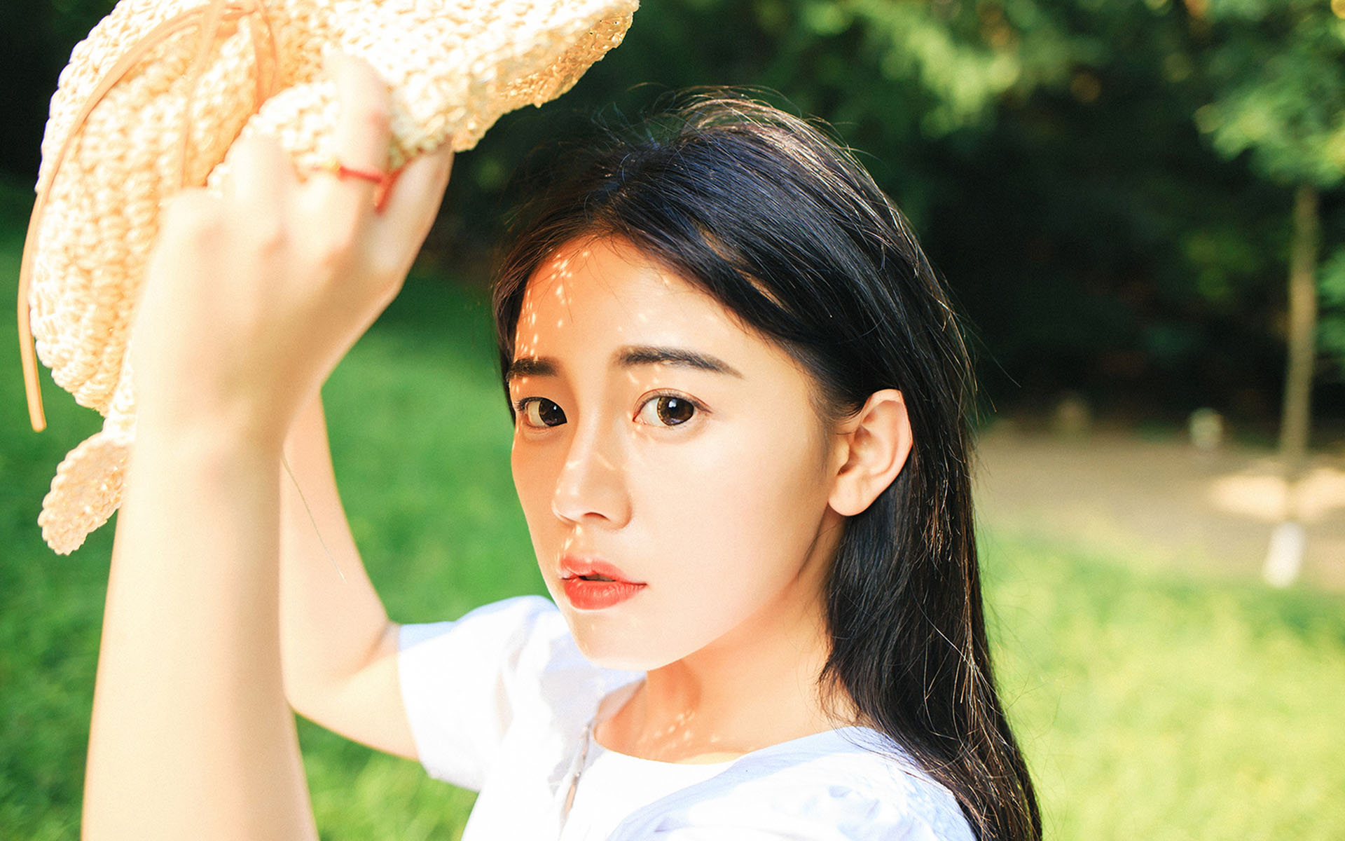 长发美女小清新唯美户外写真图片