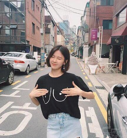 假装有巨乳美女爆笑图片