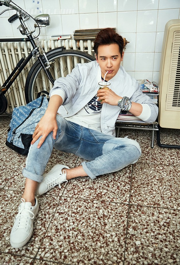 高云翔居家享受美食帅哥图片精选