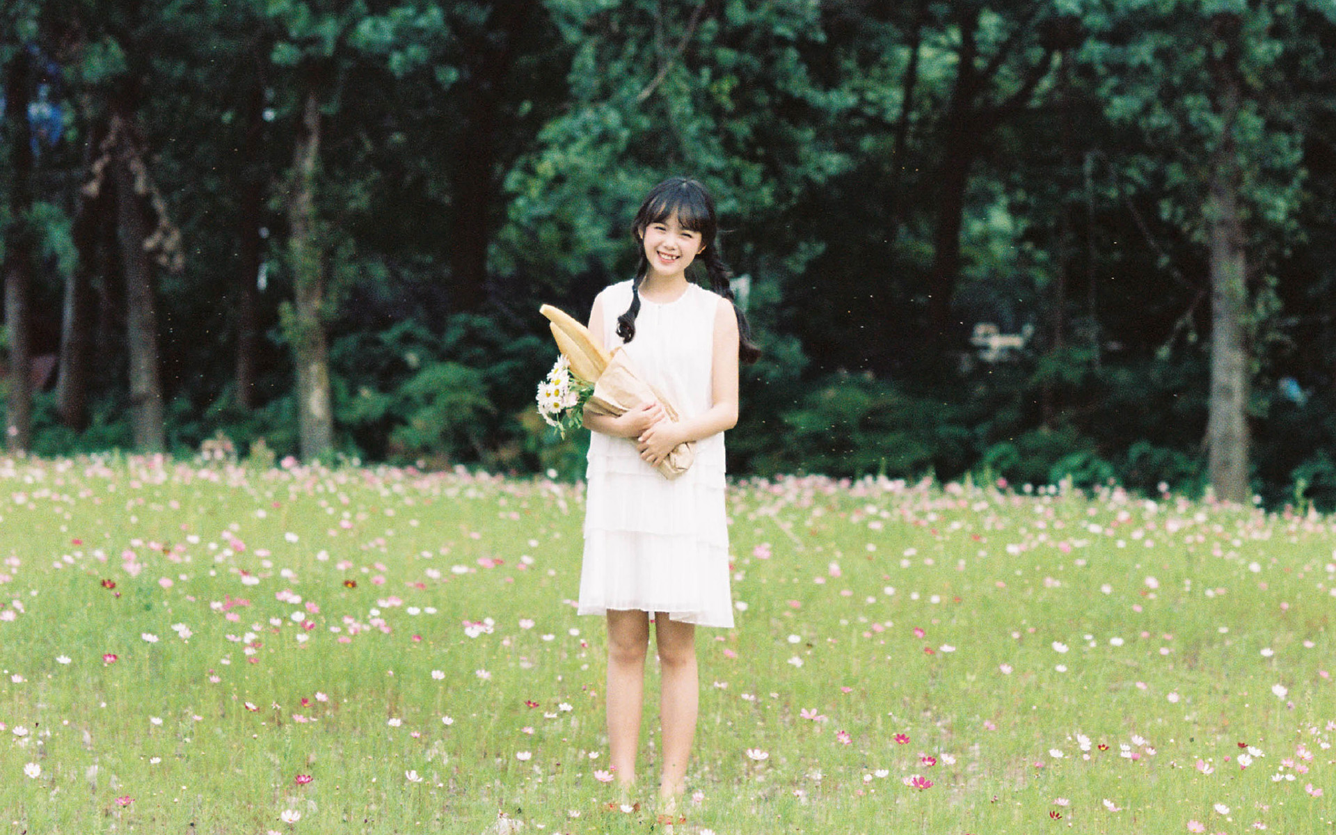 双马尾少女户外写真图片