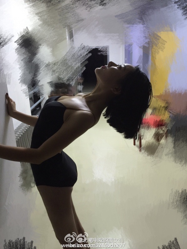 美女内涵图片：练舞的妹子什么姿势都能做