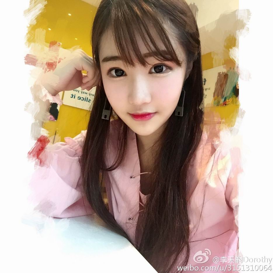 白皙可爱MM李天韵Dorothy性感迷人自拍照