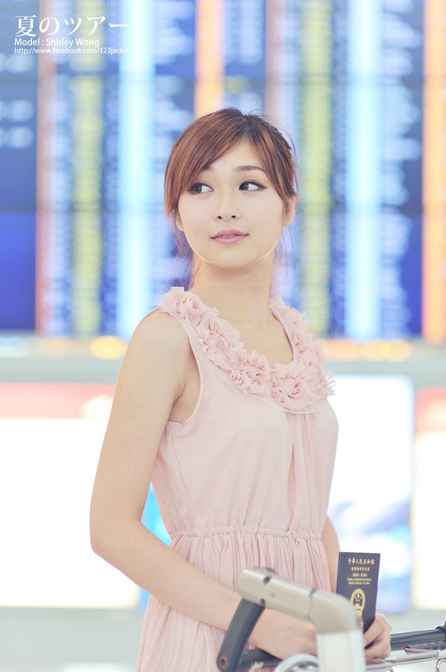 白嫩迷人清纯小美女户外街拍写真