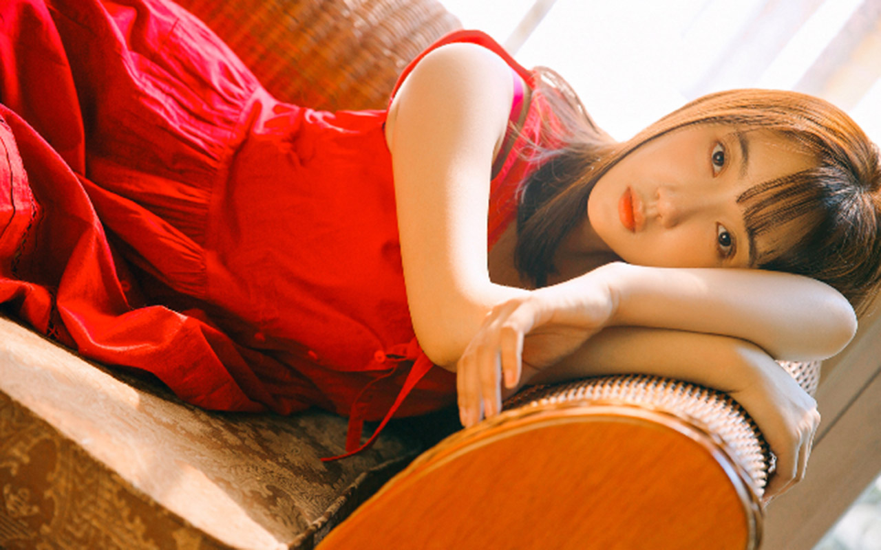 夏日小清新美女室内小清新桌面壁纸