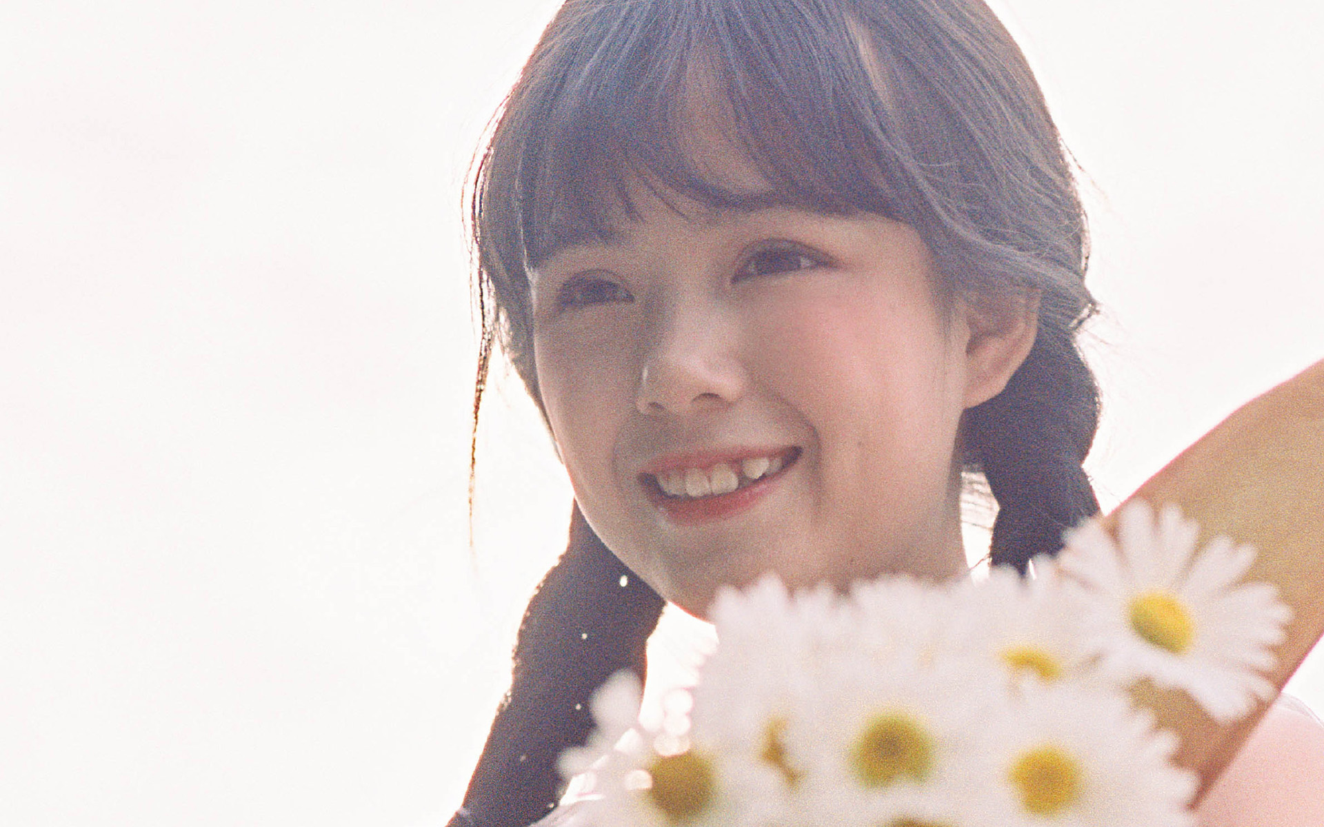 双马尾少女户外写真图片