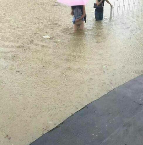 防水防盗防大雨美女爆笑图片