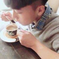 非主流喝奶茶的男生QQ头像