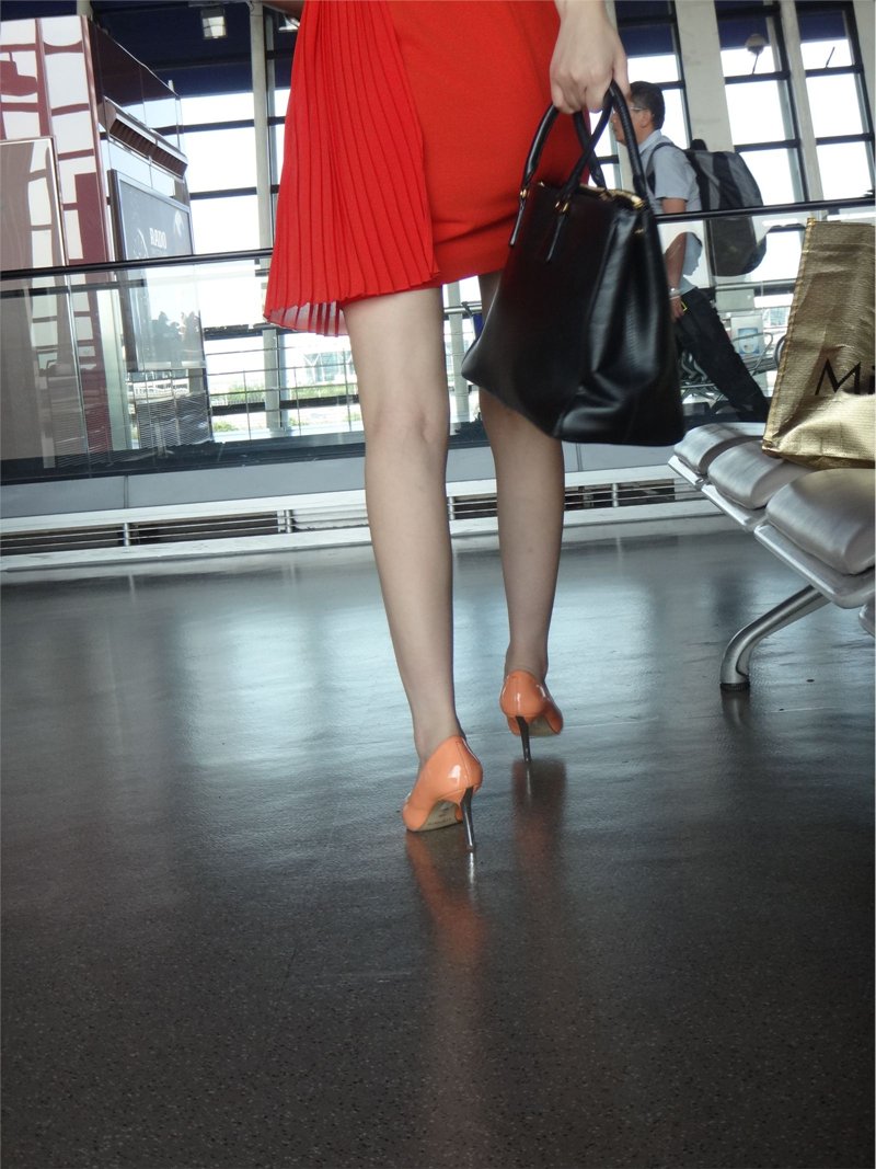 机场巧遇两个美腿高跟美女