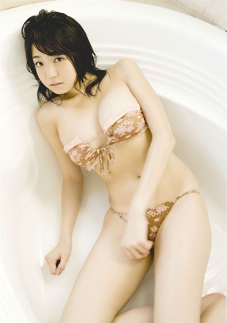日本丰满MM中村静香童颜美乳浴室纯情写真