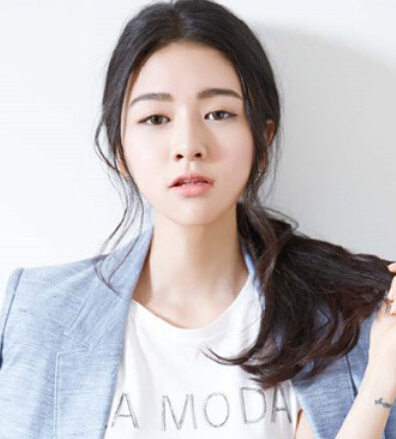 女生中分低马尾怎么扎好看图解教程