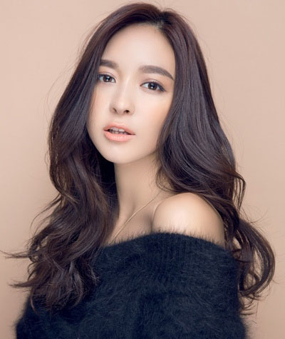 女神范中分卷发教程图解