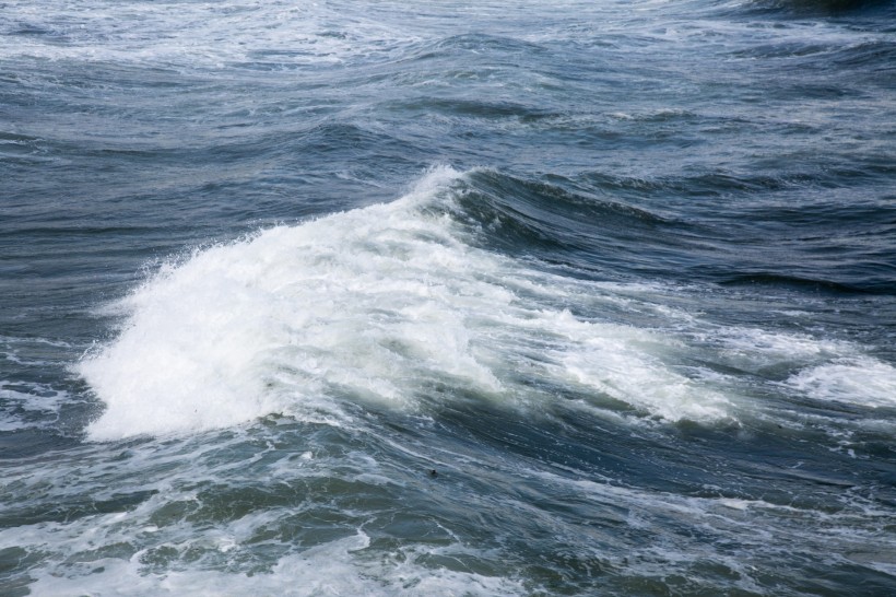 大海里翻滚的海浪图片大全