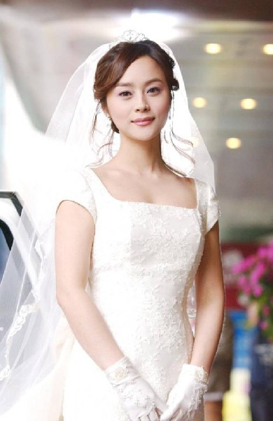 美丽的新娘婚纱照花样发型图片
