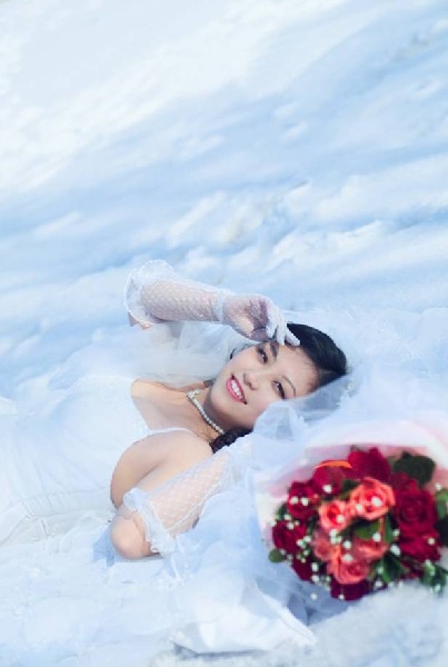 美丽的新娘婚纱照花样发型图片