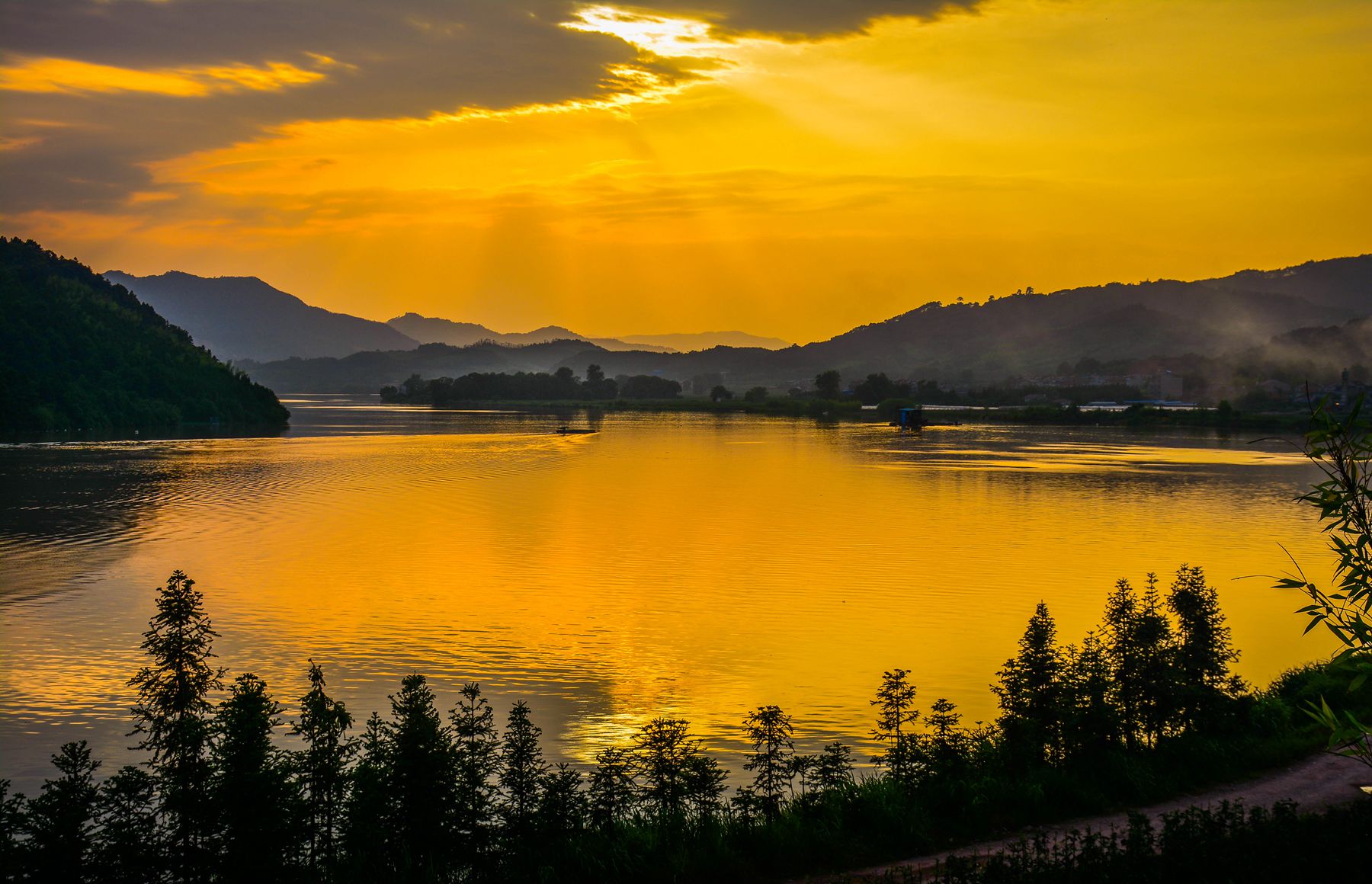 山水环绕的黄昏田园图片大图