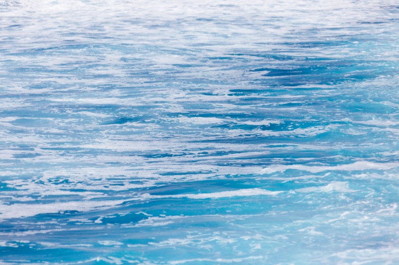 海滨透明清澈的海水图片大全