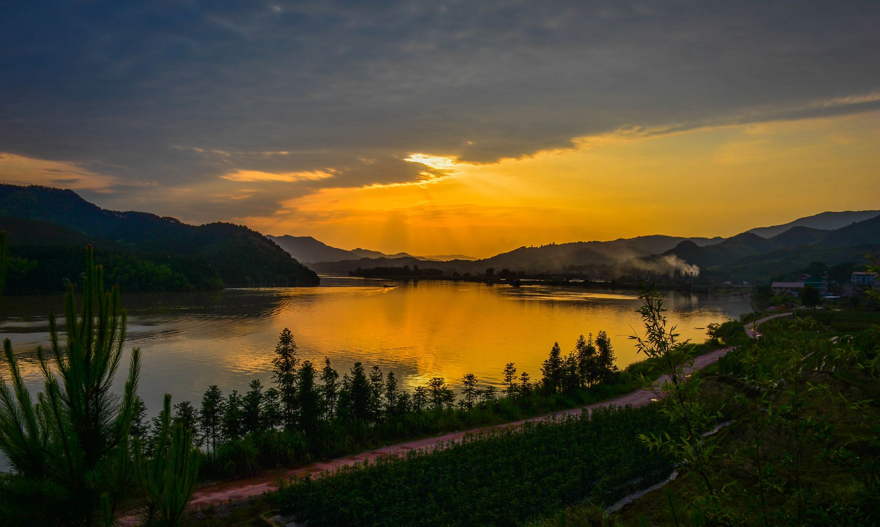 山水环绕的黄昏田园图片大图