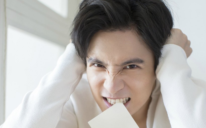 帅哥明星歌手薛之谦桌面壁纸
