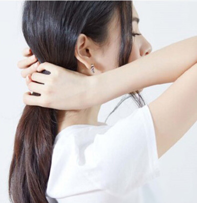 女生中分低马尾怎么扎好看图解教程