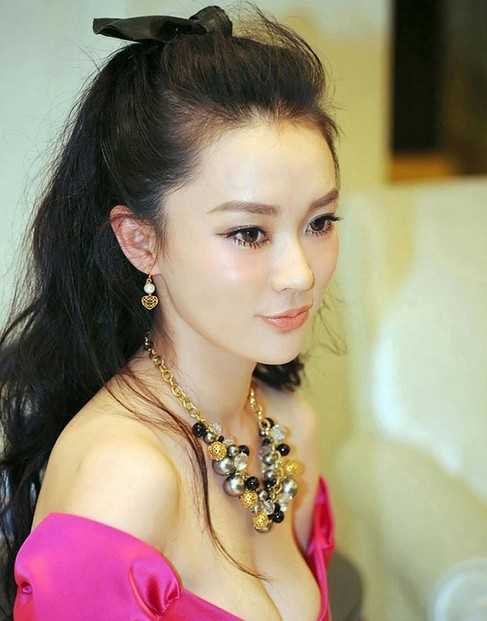 女生自然黑色卷发发型图片