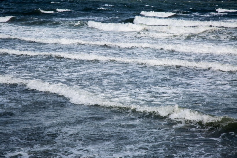 大海里翻滚的海浪图片大全