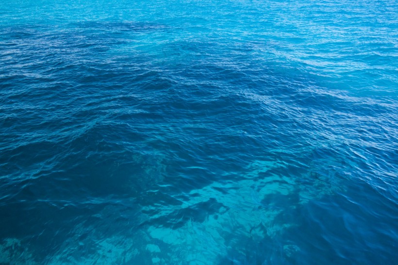 海滨透明清澈的海水图片大全