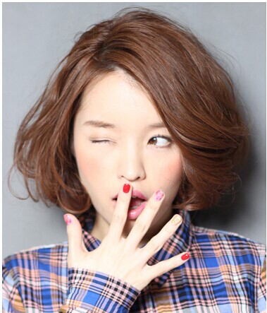 女生棕色短发图片正流行
