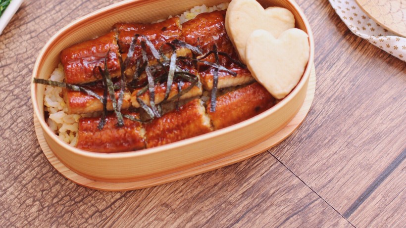 美味的鳗鱼饭桌面壁纸