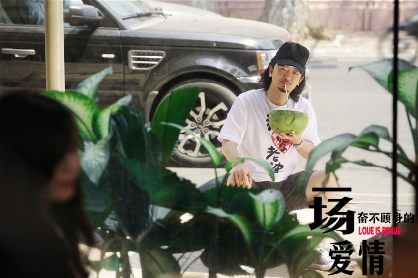 黄海波长发马尾造型文艺范儿图片