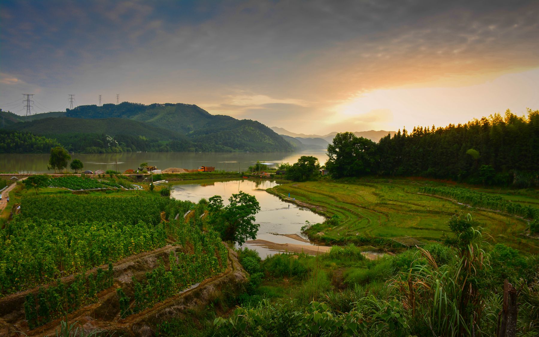 山水环绕的黄昏田园图片大图
