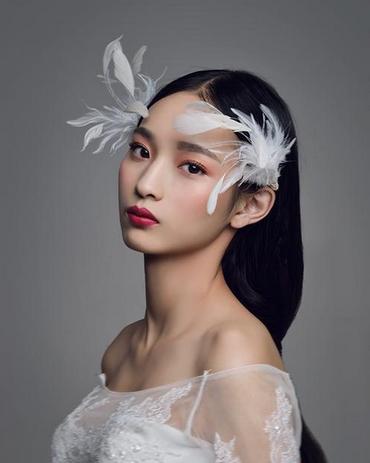 仙气十足的羽毛新娘头饰图片