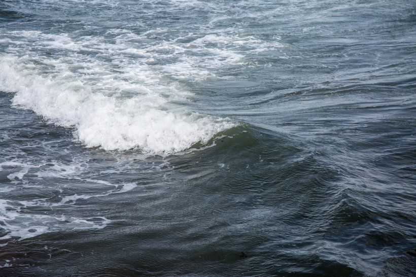 大海里翻滚的海浪图片大全