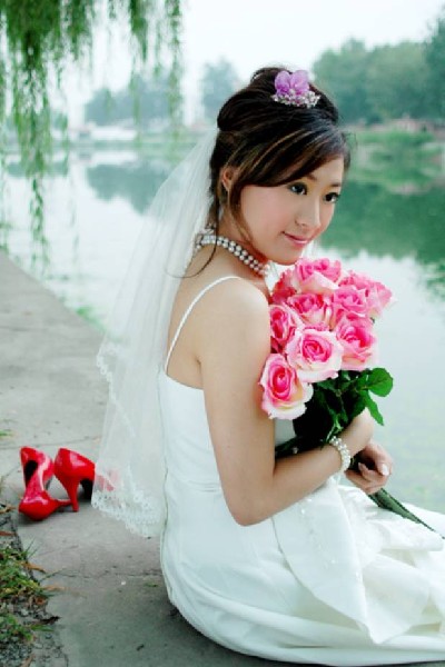 美丽的新娘婚纱照花样发型图片
