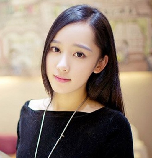 甜美迷人的女生斜刘海长直发图片