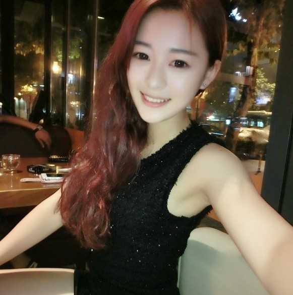 气质女生长发波浪大卷发图片