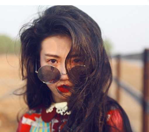 女生空气感卷发图片精选合辑