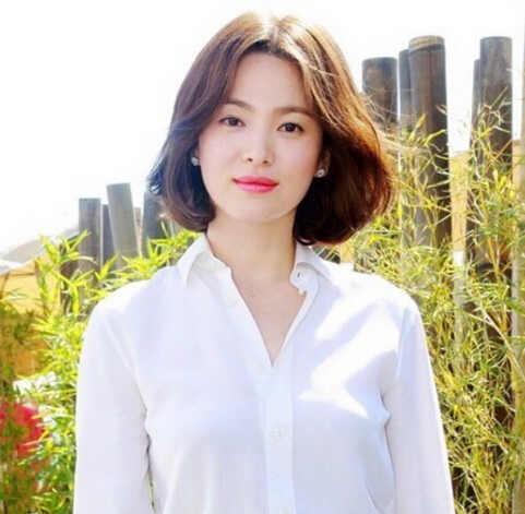 女人味中分短发烫发发型图片