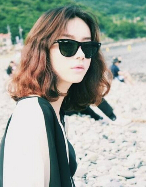 最流行的女生时尚短卷发发型图片