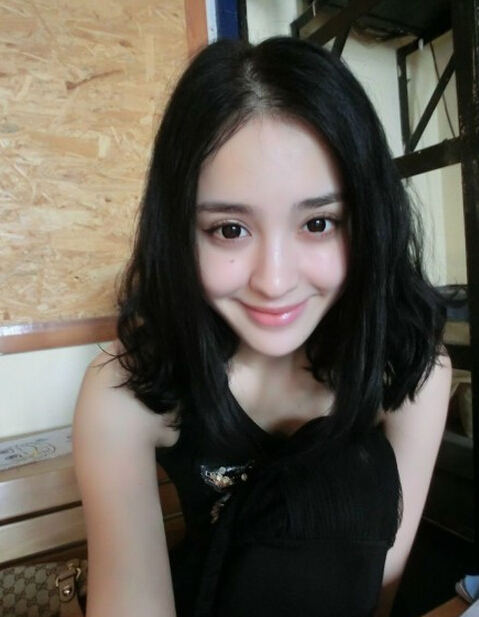 女人中分短发烫发发型图片精选合辑