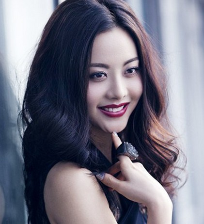 女生知性风中长大卷发型图片