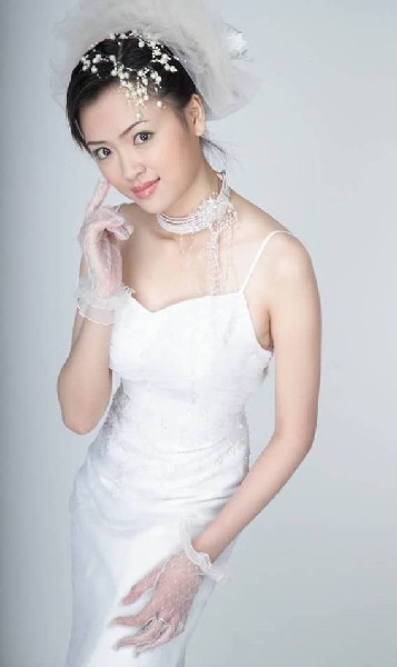 美丽的新娘婚纱照花样发型图片