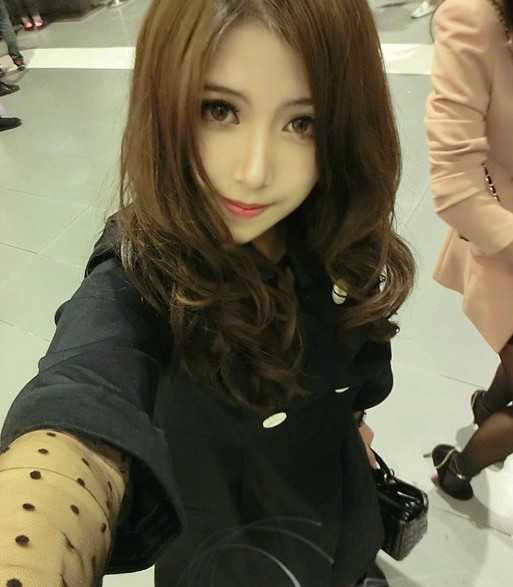 气质女生长发波浪大卷发图片